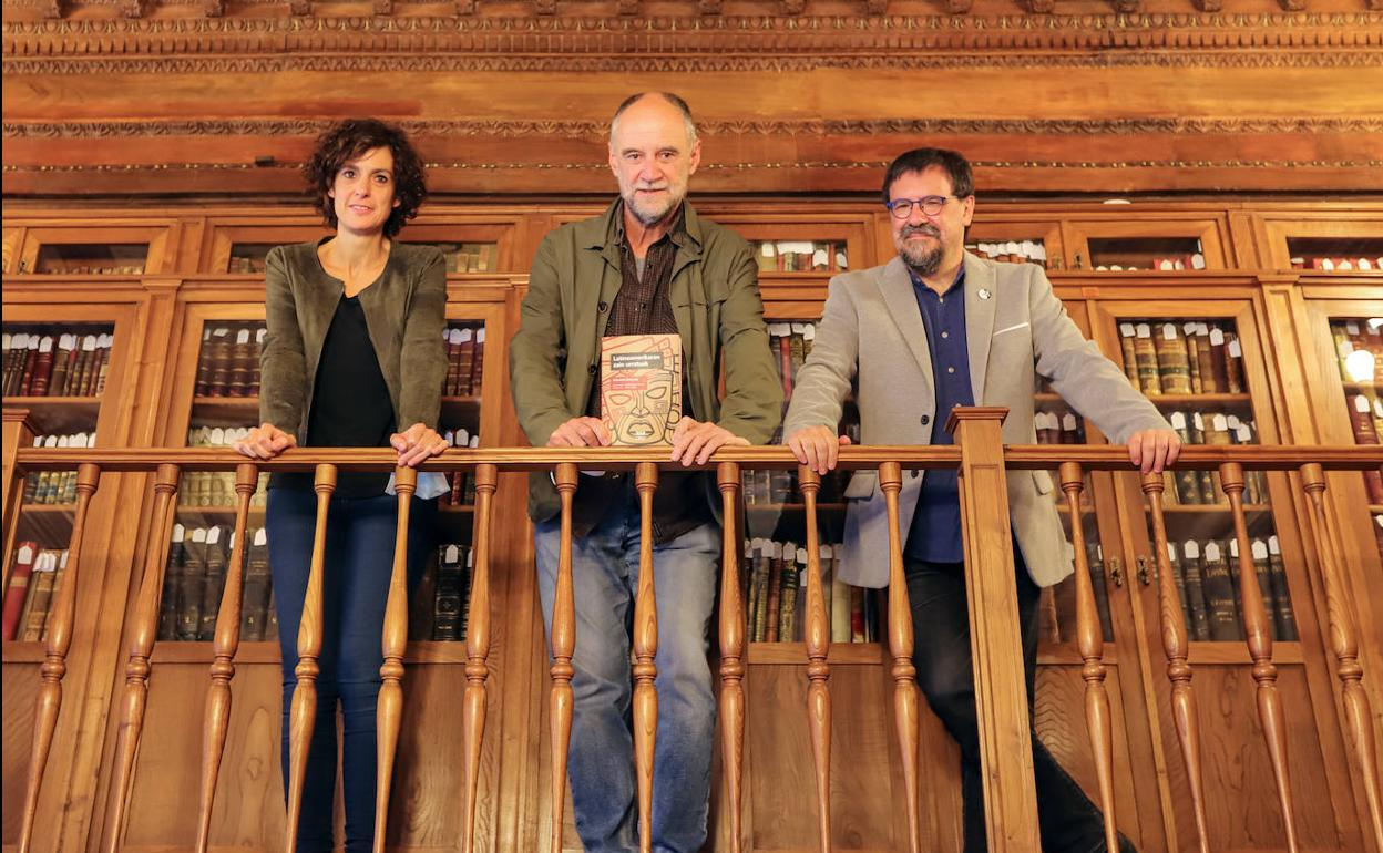 Zihara Enbeita, Iñaki Alegria eta Iban Zaldua, 'Latinoamerikaren zain urratuak' liburuaren aurkezpenean.