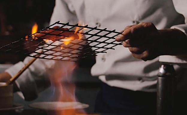 Receta de nigiri de atún tataki de Hideki Matsuhisa