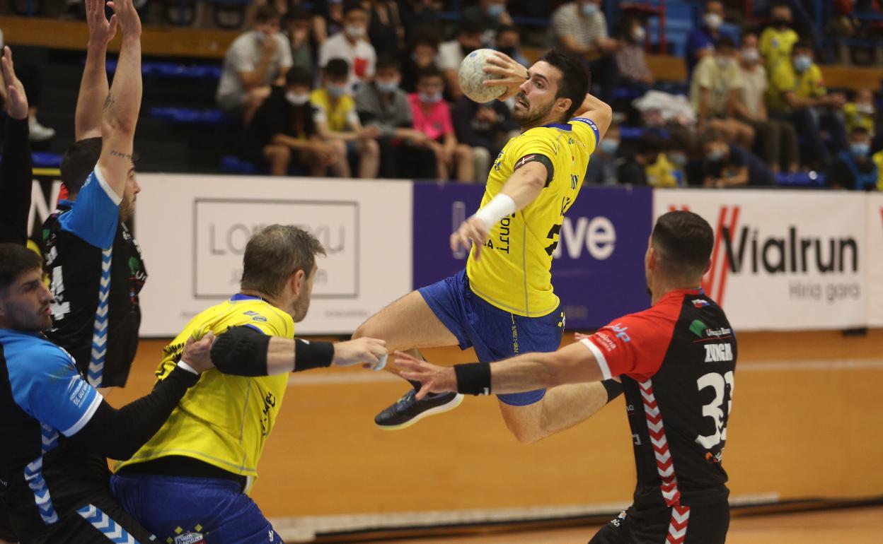 Los bidasotarras buscarán una victoria ante el Ademar León que les confirme en los puestos altos de la tabla. 