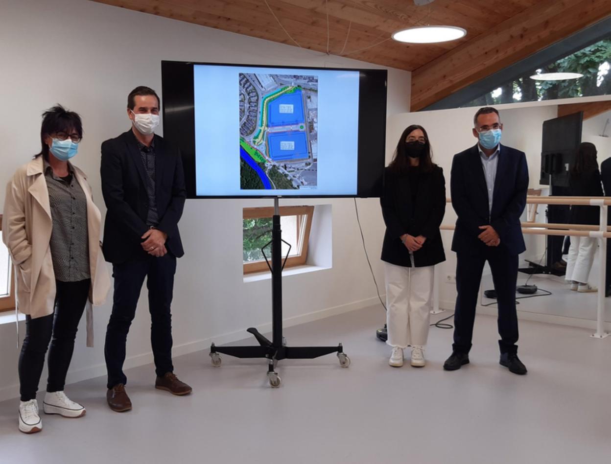 Hitzarmenaren berri eman zuten ordezkari desberdinak. 