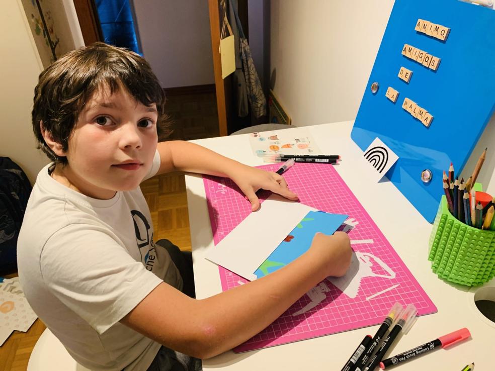 Desde casa. Un niño hace un dibujo para animar a sus «amigos de La Palma».