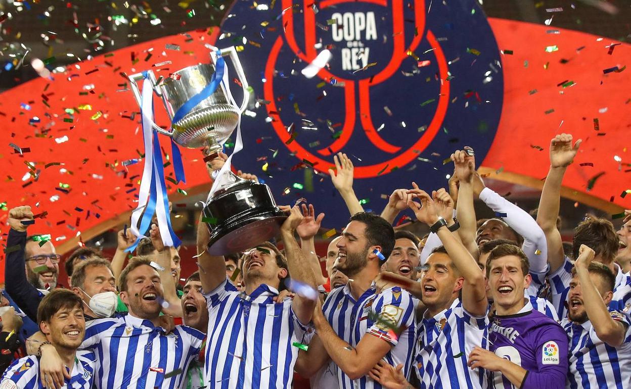 Oyarzabal levanta la Copa del Rey en la final disputada el pasado abril ante el Athletic en La Cartuja de Sevilla.