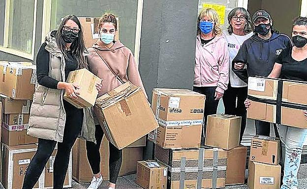 Voluntarios de Urretxu y Zumarraga, con las cajas listas para el envío.