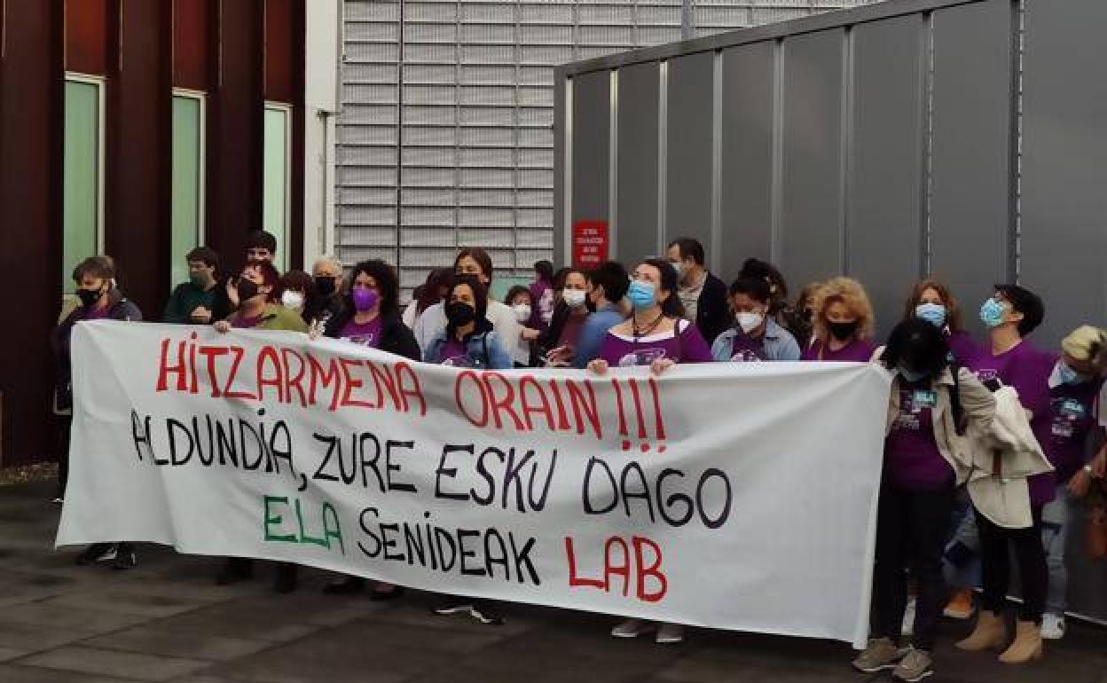 Trabajadoras de las residencias, en una concentración ante las Juntas Generales de Gipuzkoa. 
