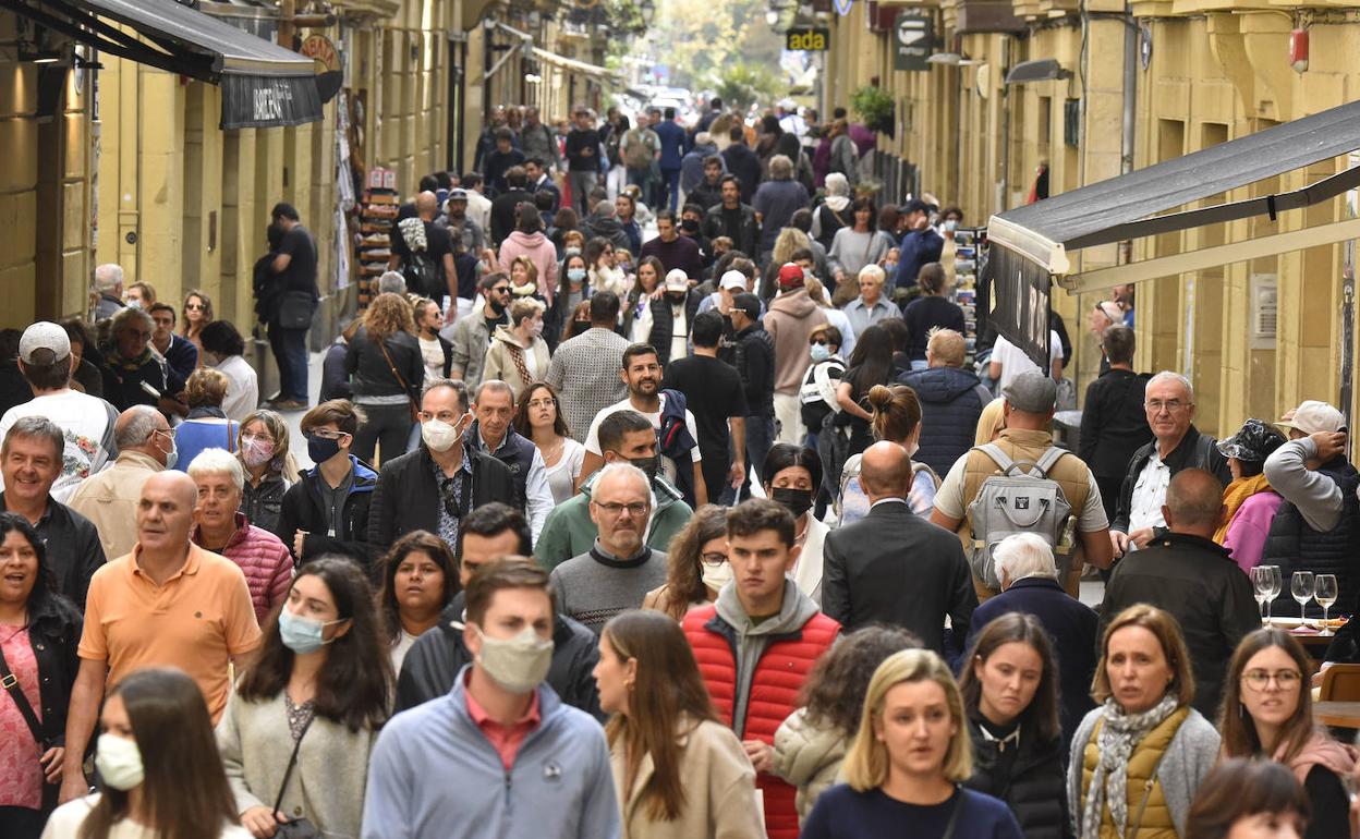 Las calles de la Parte Vieja de San Sebastián de nuevo repletas este sábado. 