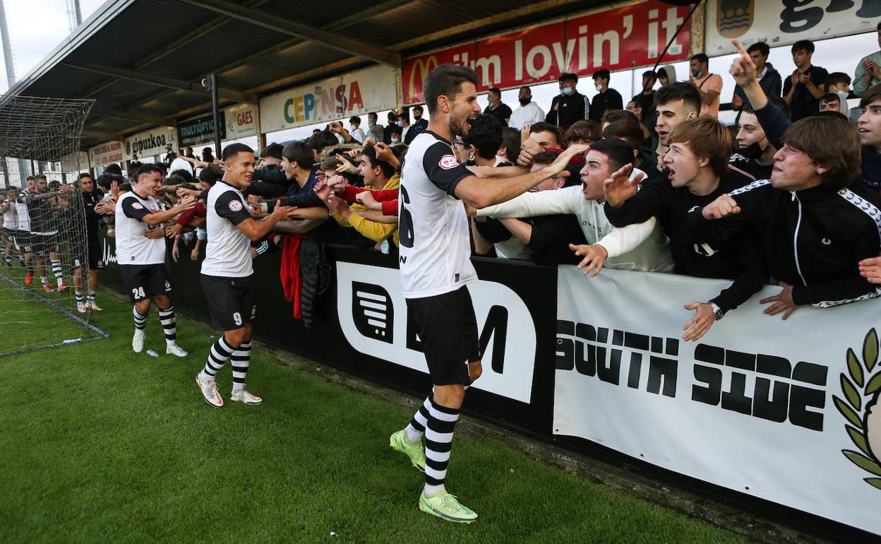 Vivancos, en primer plano, Kun y Ariztimuño celebran con el público en Gal la victoria