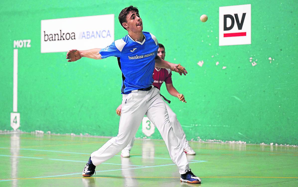 Oñatz Arrillaga ejecuta una dejada en Getaria, en la victoria conseguida en la primera ronda. 