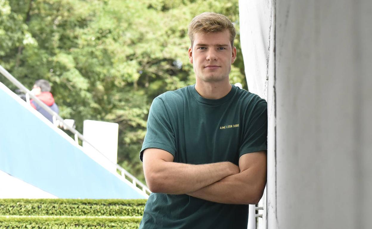 Sorloth posa en las escaleras que dan acceso al campo José Luis Orbegozo en Zubieta.