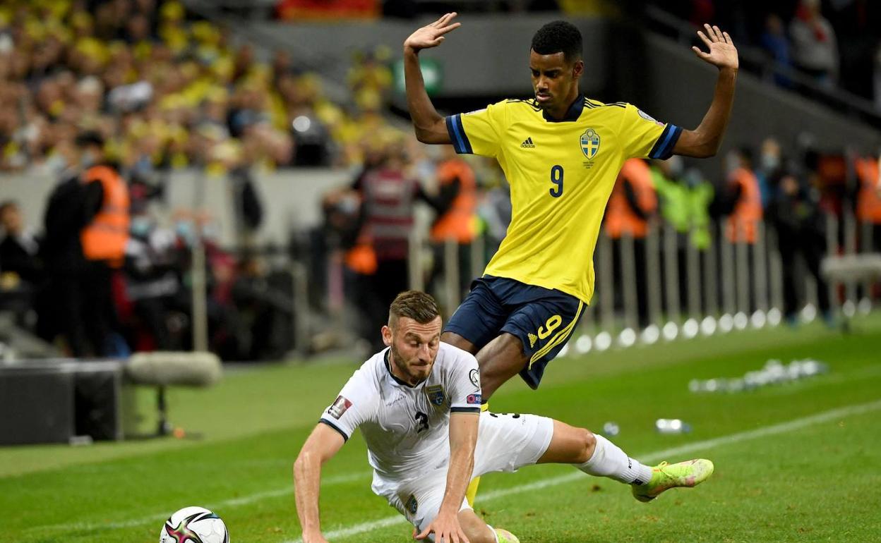 Alexander Isak, durante un lance del juego en el partido entre Suecia y Kosovo disputado el sábado.
