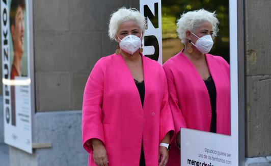 Maite Peña en el exterior de la sede de la Diputación de Gipuzkoa. 