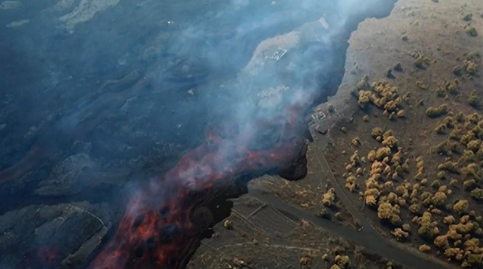 Vista aérea de la colada de lava que arrastra grandes bloques de piedra. 