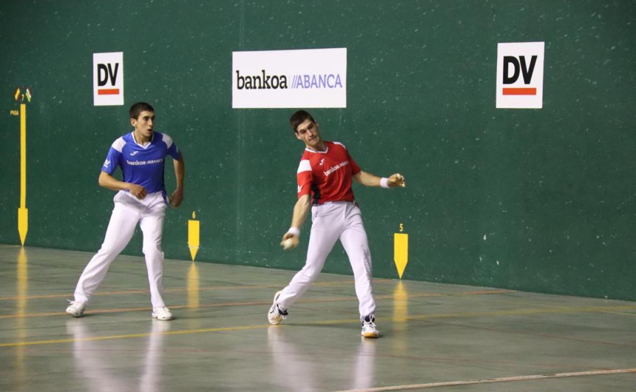 De la Fuente observa el derechazo de Hormaetxe. 