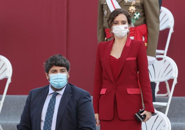 El presidente de la Región de Murcia, Fernando López Miras, y la presidenta de la Comunidad de Madrid, Isabel Díaz Ayuso.