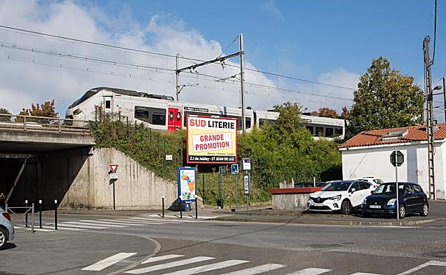 Imagen principal - Sucesos | Tres migrantes muertos y uno herido grave tras ser arrollados por un tren en Ciboure