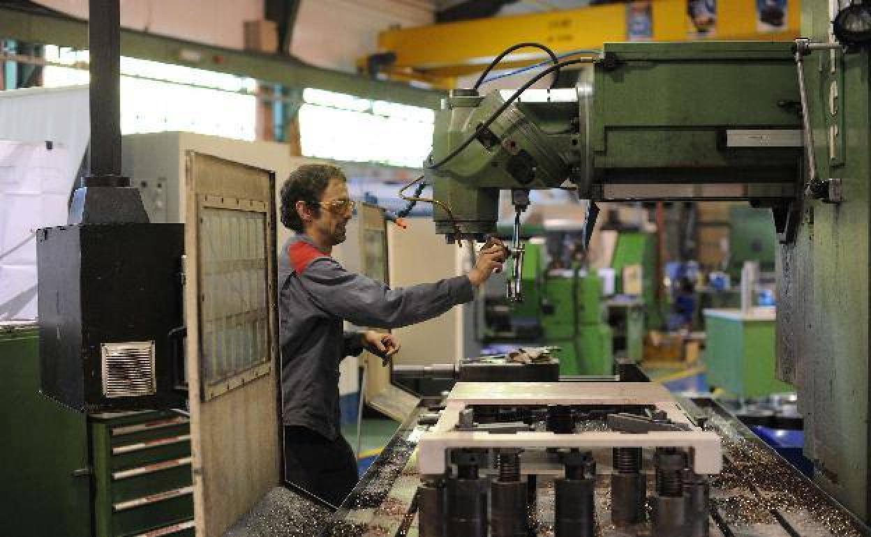 Trabajadores de la empresa Forjas Iraeta, en Zestoa. 