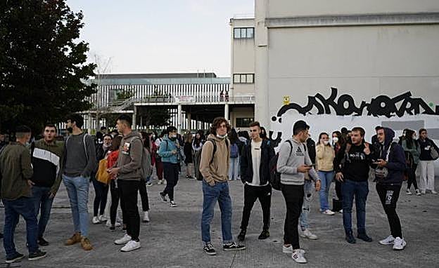 «Iba vestido de negro, encapuchado y disparando a diestro y siniestro», dicen los testigos 