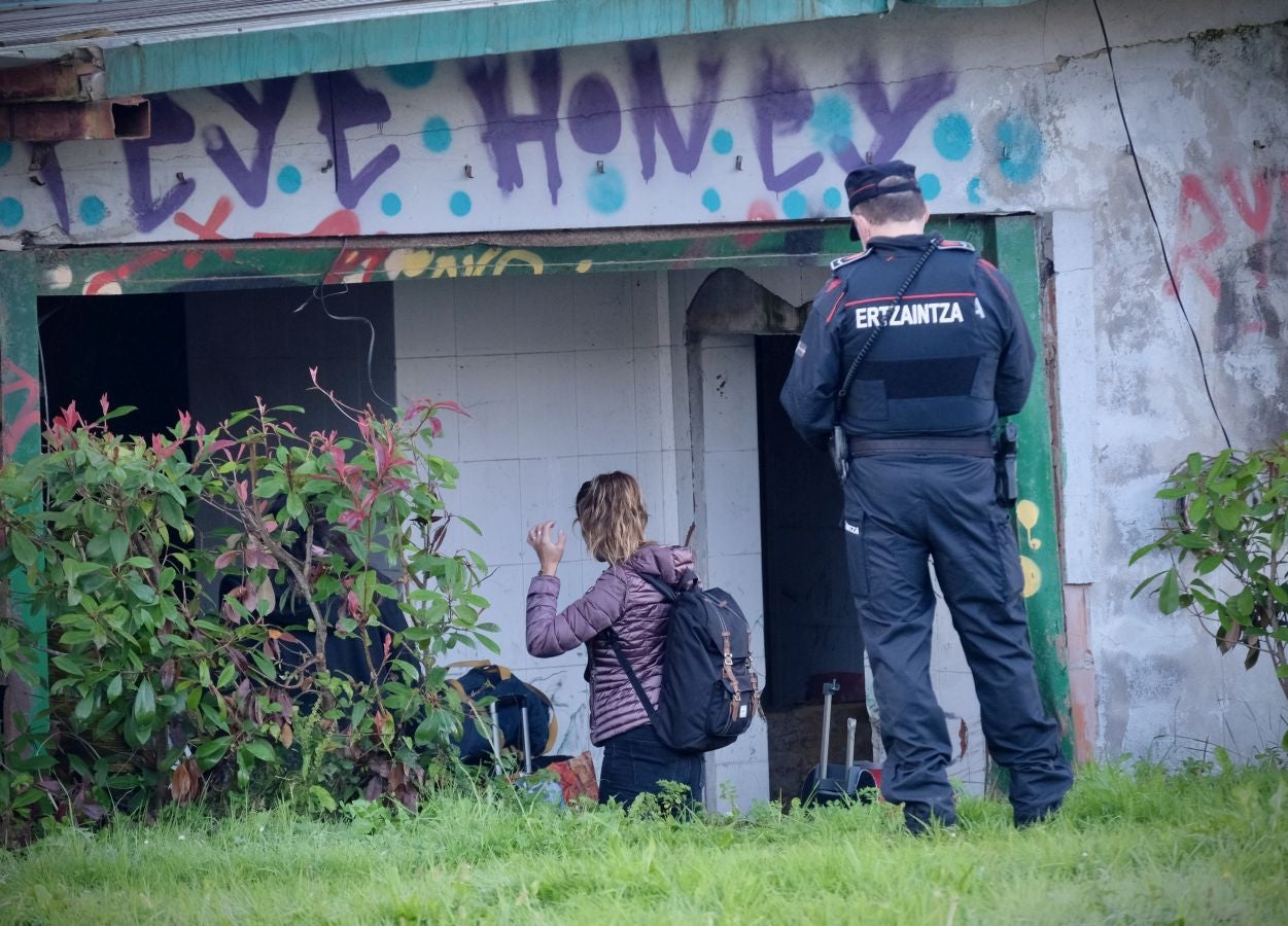 Fotos: Desalojan dos edificios ocupados en Donostia