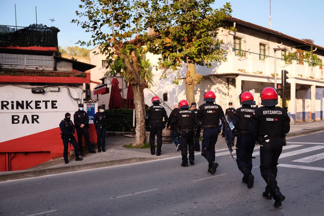 Fotos: Desalojan dos edificios ocupados en Donostia