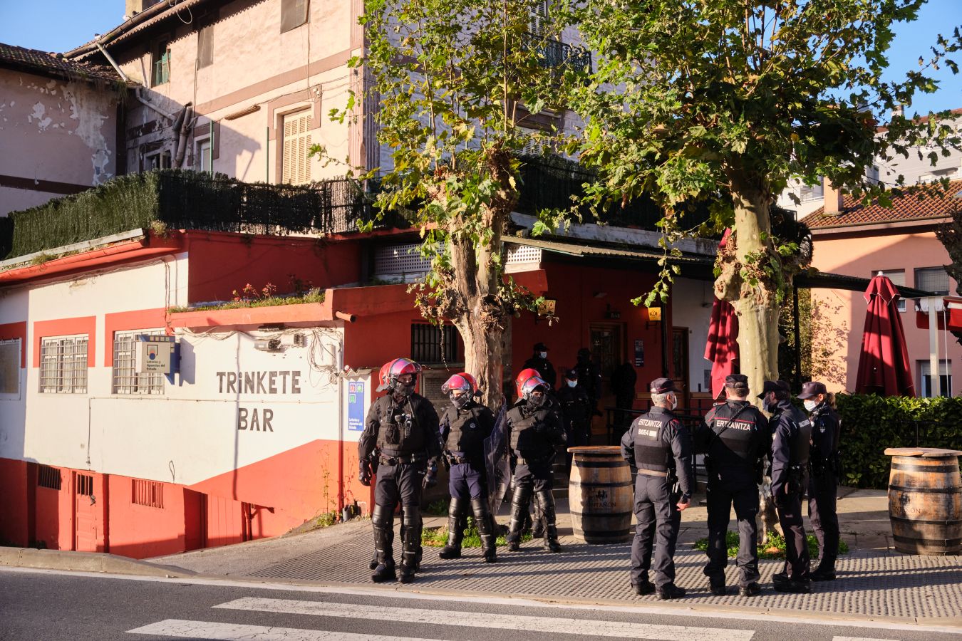 Fotos: Desalojan dos edificios ocupados en Donostia