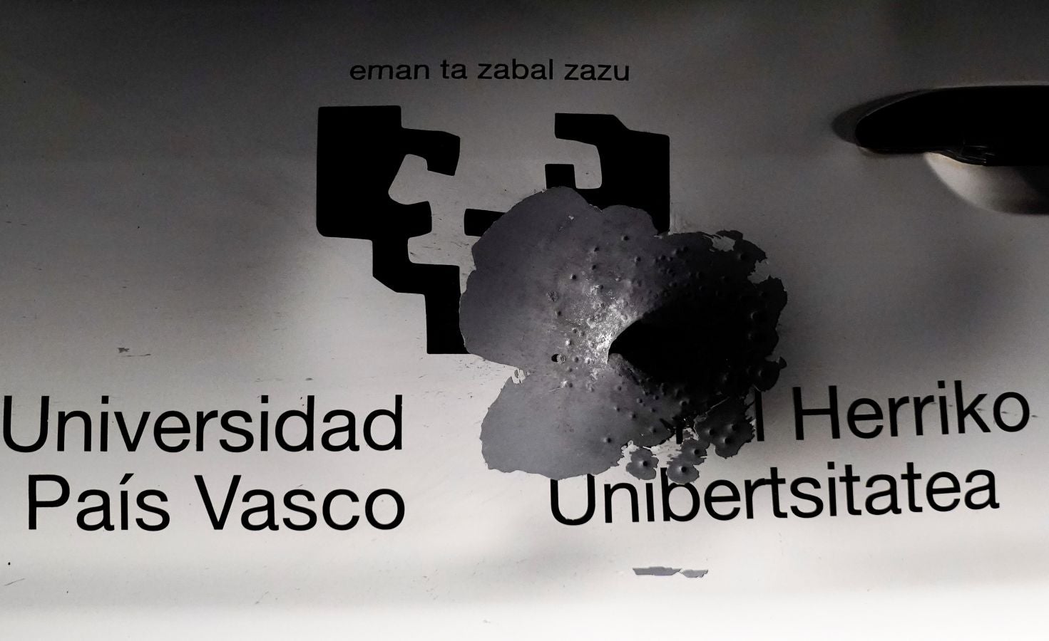 Fotos: Un hombre armado irrumpe en el campus de Leioa de la UPV/EHU