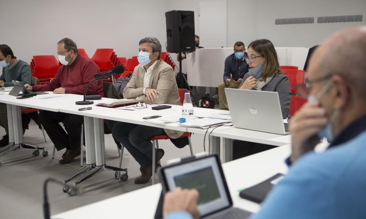 Txomin Sagarzazu, José Antonio Santano y Leire Zubitur en la asamblea celebrada en Palmera Montero. 