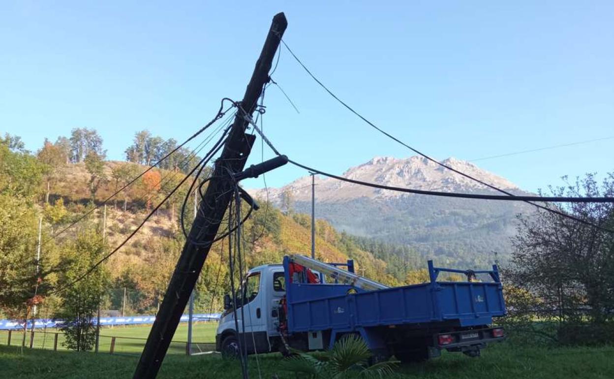El camión que ha arrancado los postes en la zona de Atxabalpe. 
