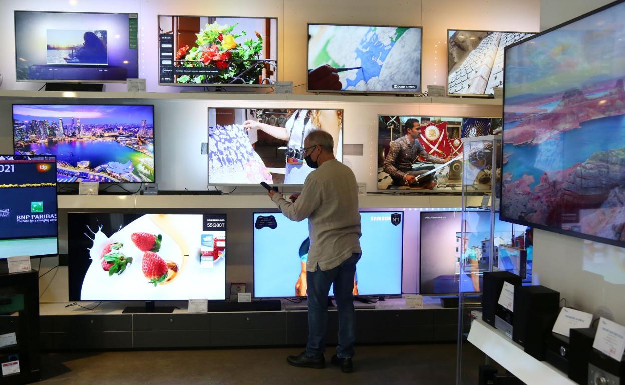 Las tiendas de electrodomésticos y electrónica muestran sus productos en el local, pero carecen de stock. 