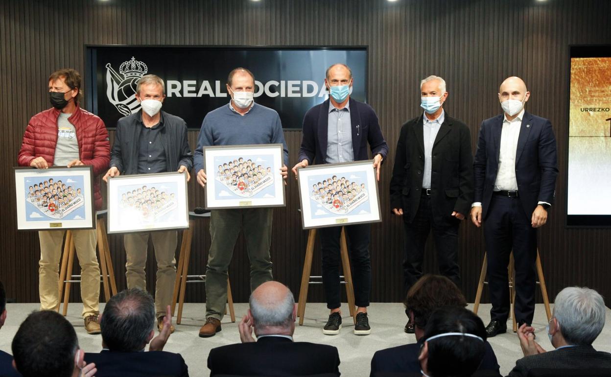 Jokin Uria, Juan Antonio Larrañaga, Miguel Fuentes y Alberto López, con la lámina de Marrazketabar, junto a Pedro Soroeta y Peio Garciandia (director de Asuntos Públicos, Marca y Comunicación de Orona). 