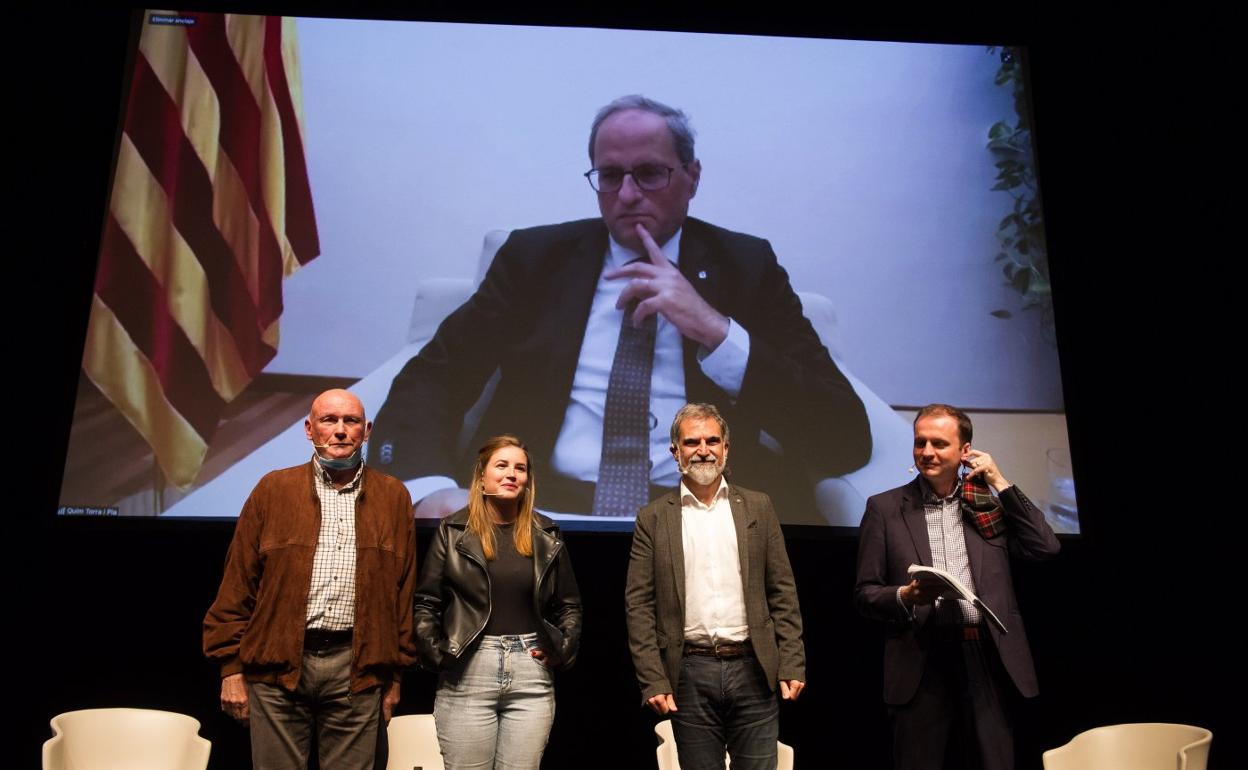 Juan José Ibarretxe, Amalar Alvarez y Jordi Cuixart, junto al moderador de la mesa redonda del Kursaal, Stephen Gethins, con Quim Torra participando de forma telemática. 