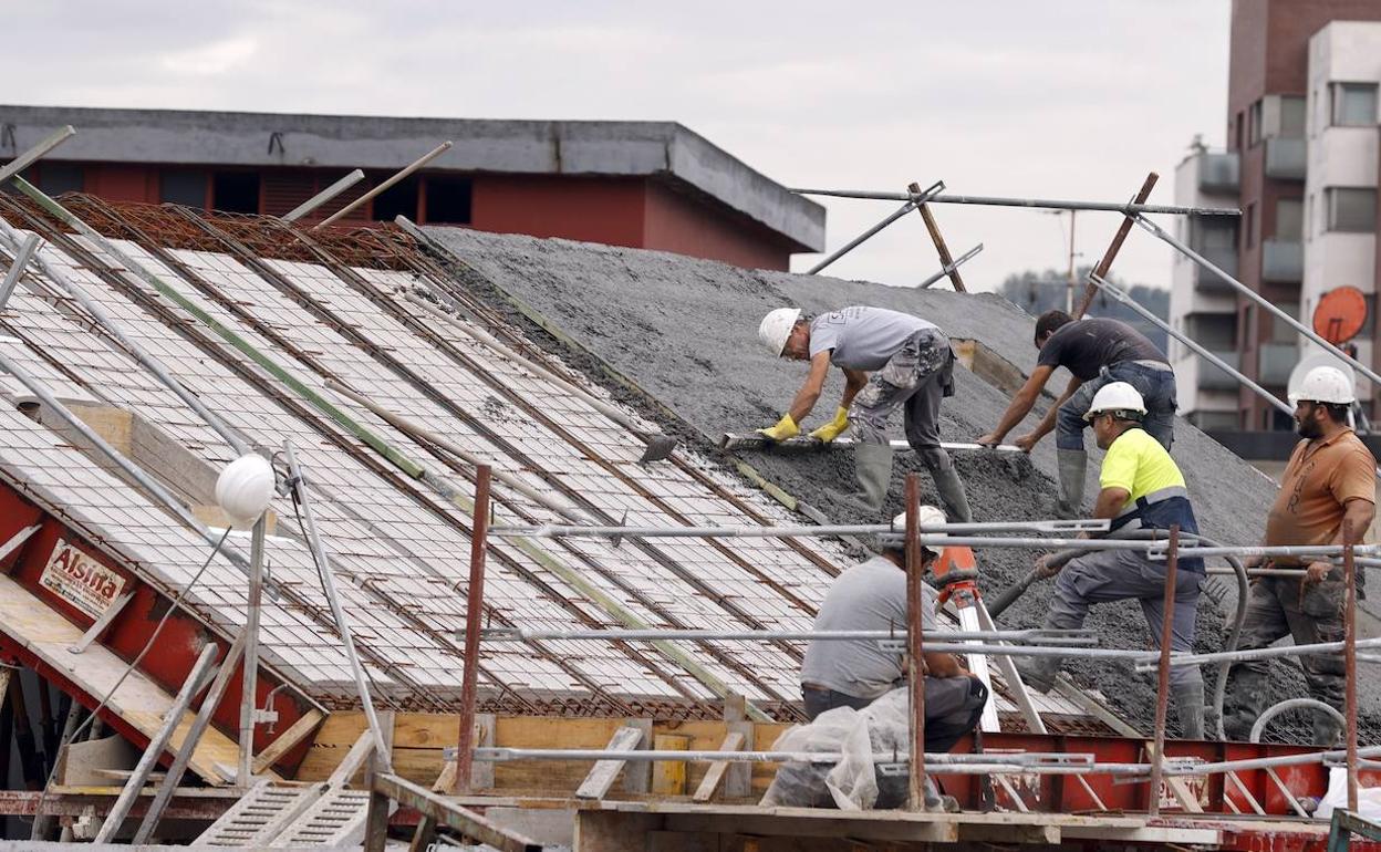 Operarios trabajan en una obra. 