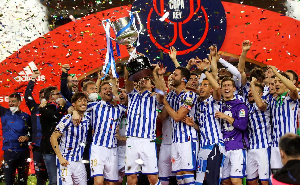 Los jugadores de la Real Sociedad celebran el título ganado ante el Athletic el pasado 3 de abril. 