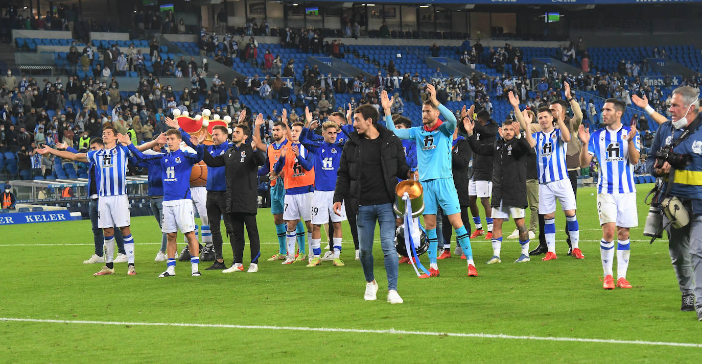Fotos: Los jugadores sacan a pasear la Copa del Rey ante la afición