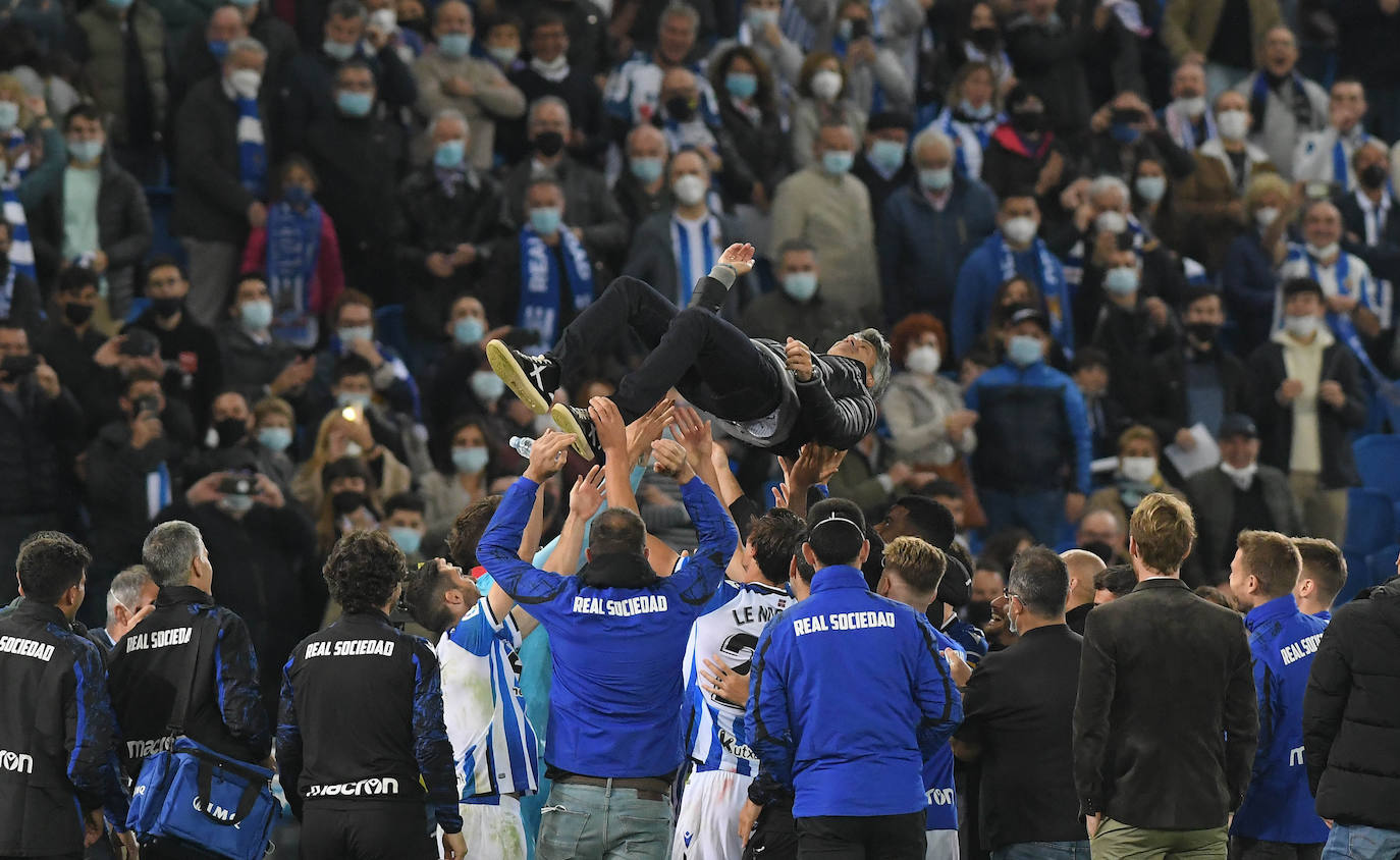 Fotos: Los jugadores sacan a pasear la Copa del Rey ante la afición