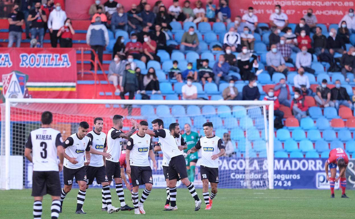 Los jugadores del Real Unión celebran uno de los cuatro tantos al Calahorra. 