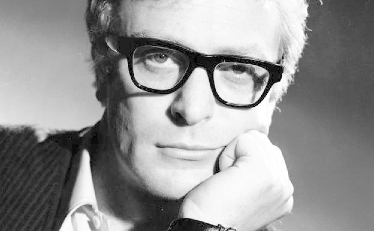 Michael Caine y sus icónicas gafas en una foto de juventud.