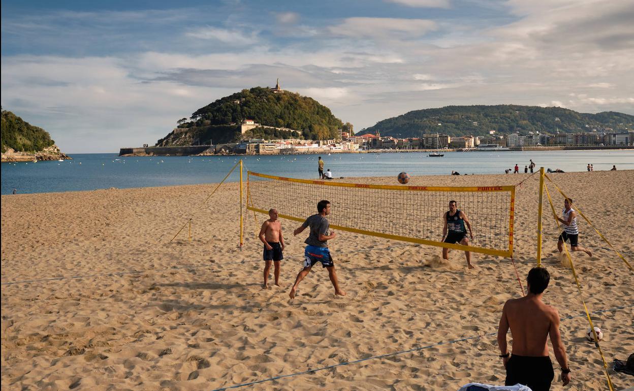 Cuatro amigos juegan a volley-ball en la playa de Ondarreta este domingo.