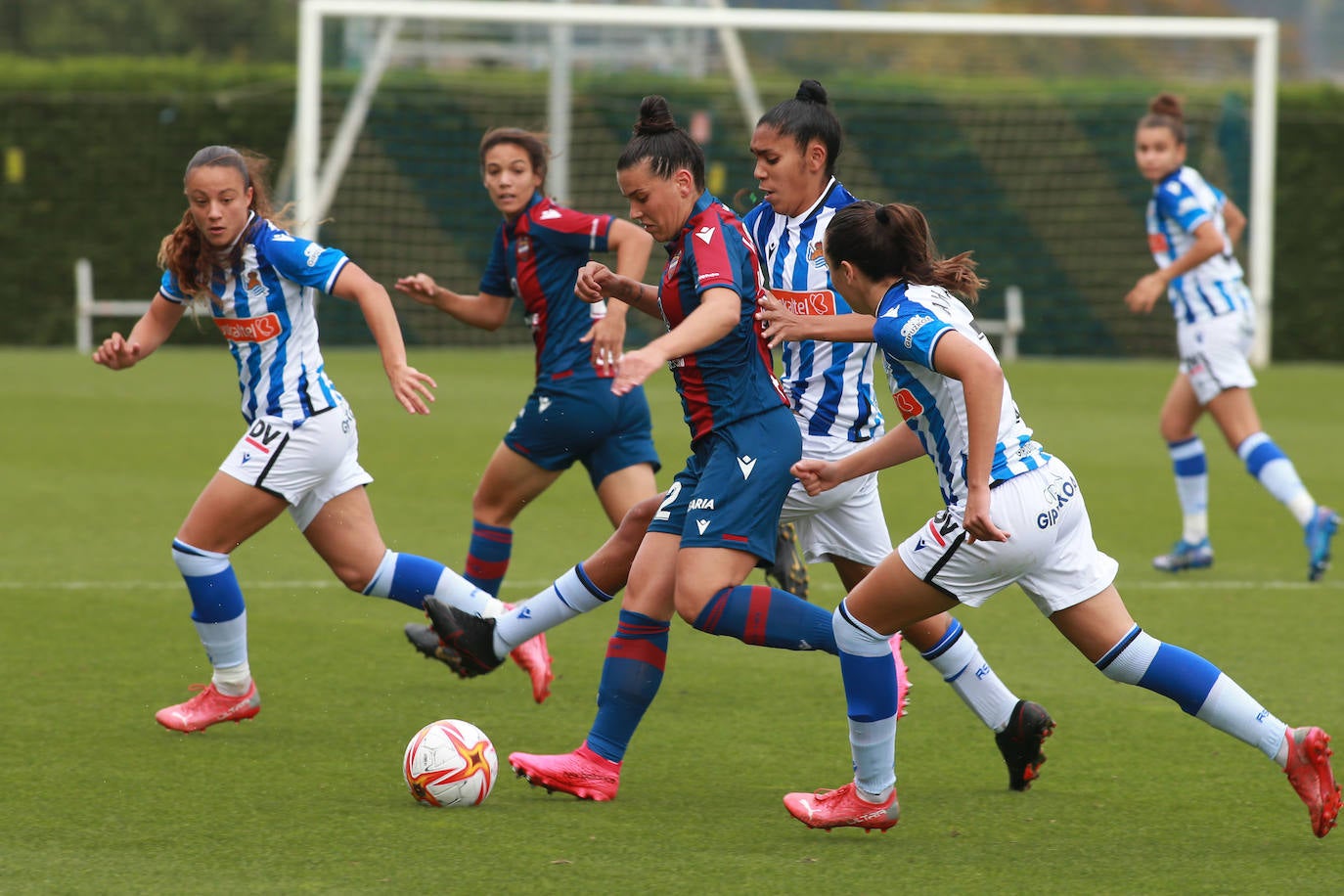 Manuela Vanegas presiona a una jugadora del Levante, minutos antes de ser expulsada.