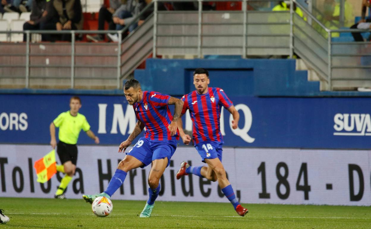 Stoichkvo y Javi Muñoz son de los jugadores que más minutos acumulan en el Eibar.