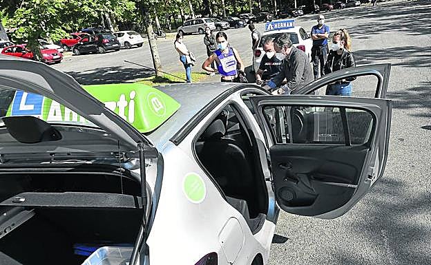 Varios coches dispuestos ayer para el inicio del examen