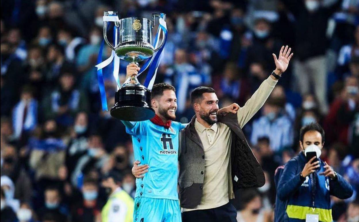 Remiro y Moyá en la celebración de la Copa del Rey en el Reale Arena