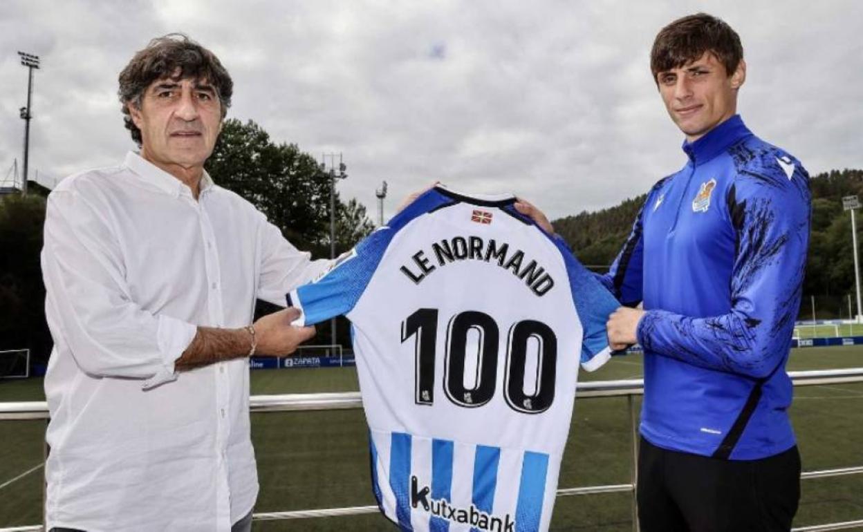 Un centenario Robin Le Normand posa junto a la leyenda txuri-urdin Agustín Gajate
