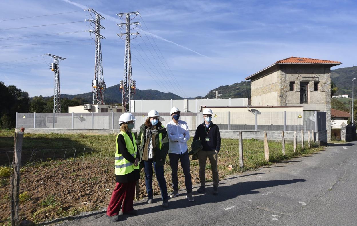 Responsables de i-DE, empresa de distribución eléctrica del grupo Iberdrola, y el Ayuntamiento de Tolosa en la presentación de los trabajos. 