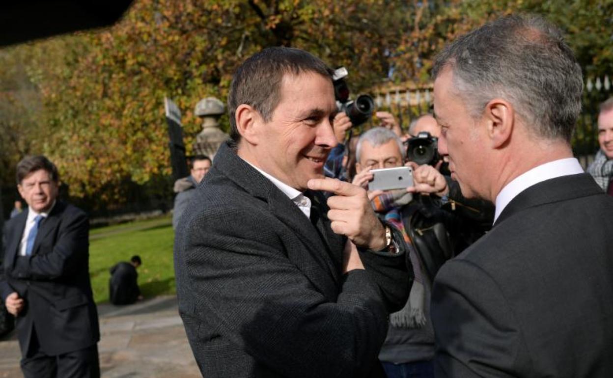 Arnaldo Otegi e Iñigo Urkullu se saludan en un acto en Gernika en 2016.