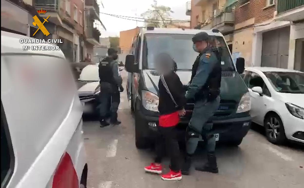 Momento en el que la Guardia Civil detiene a una presunto miembro del grupo Blood.