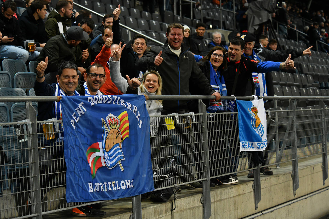 Los aficionados de la Real Sociedad se dejaron ver en las calles de la ciudad austriaca en las horas previas al decisivo choque ante el Sturm Graz. 