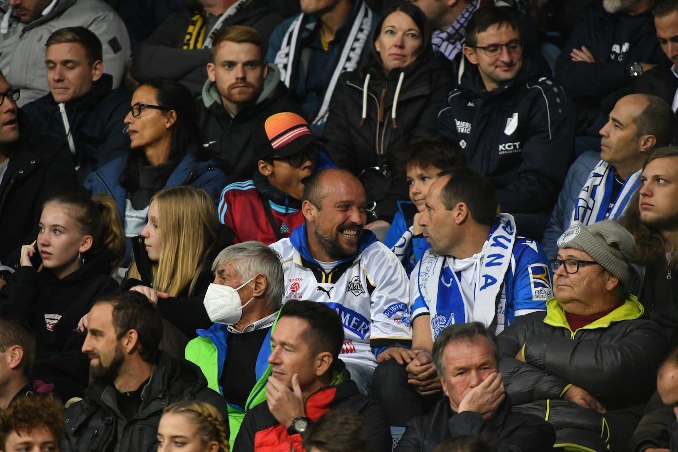 Los aficionados de la Real Sociedad se dejaron ver en las calles de la ciudad austriaca en las horas previas al decisivo choque ante el Sturm Graz. 