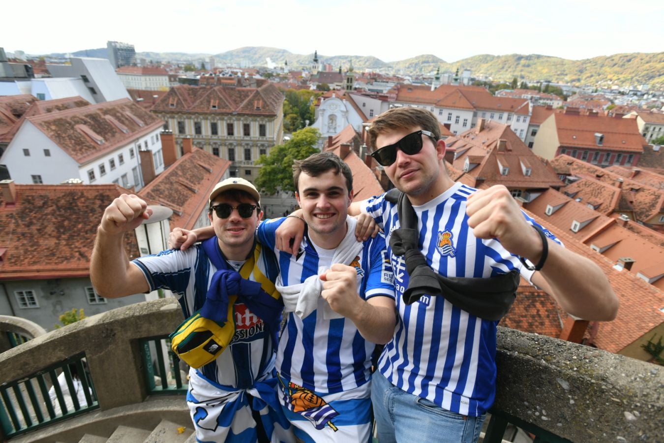 Los aficionados de la Real Sociedad se dejaron ver en las calles de la ciudad austriaca en las horas previas al decisivo choque ante el Sturm Graz. 