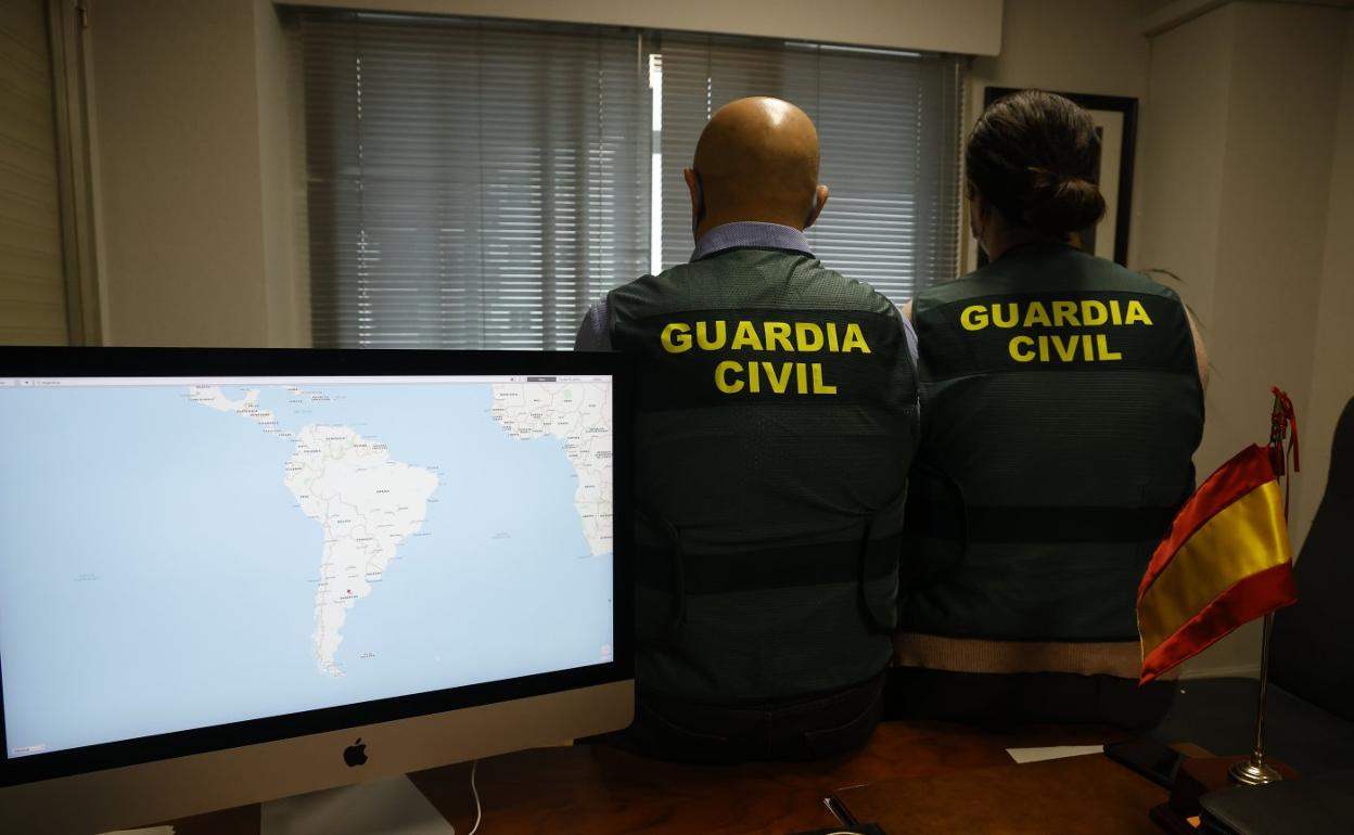 Dos de los agentes de la Guardia Civil que han dirigido la operación 'Laya' desde Vitoria aseguran la «desarticulación» de la banda en Euskadi. 