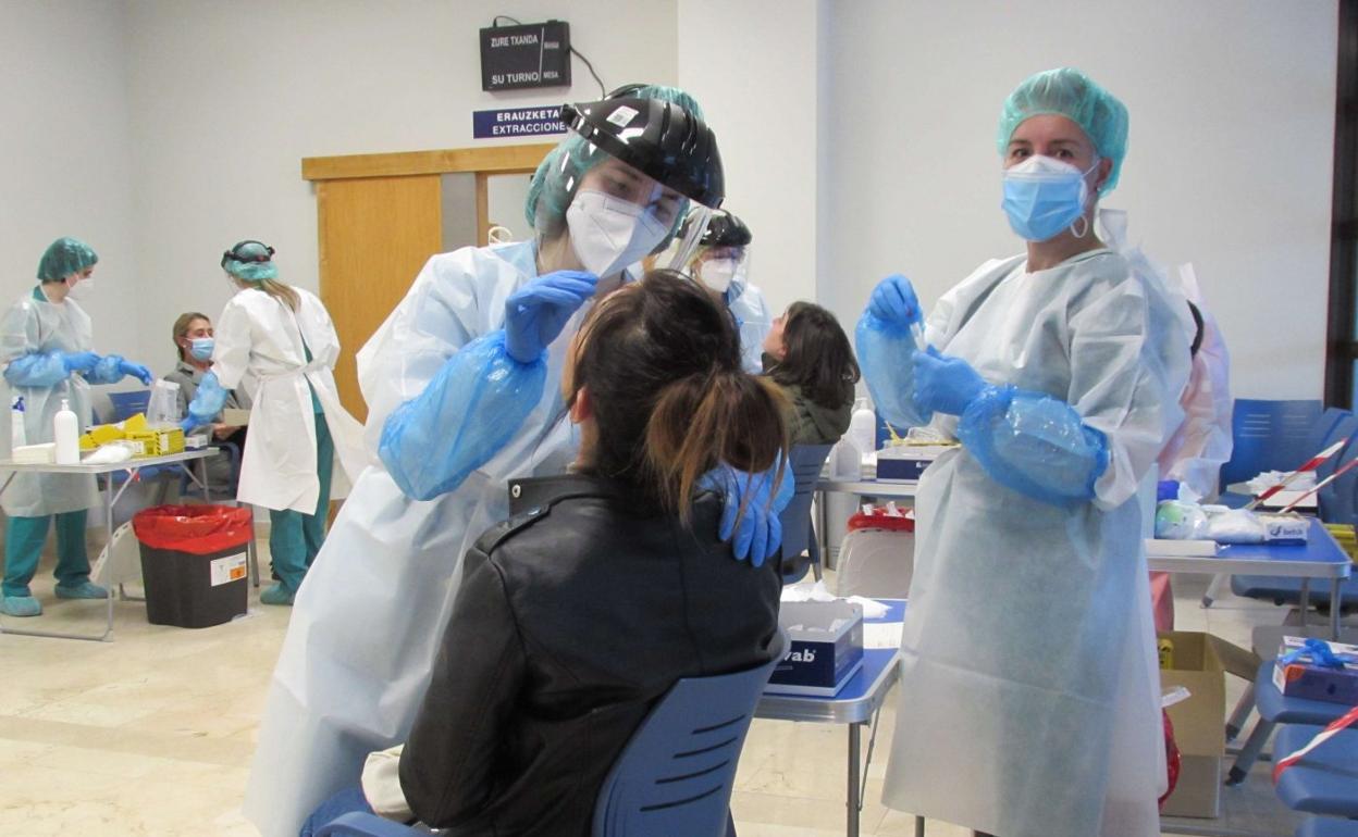 Personal de enfermería realiza pruebas PCR a varios ciudadanos