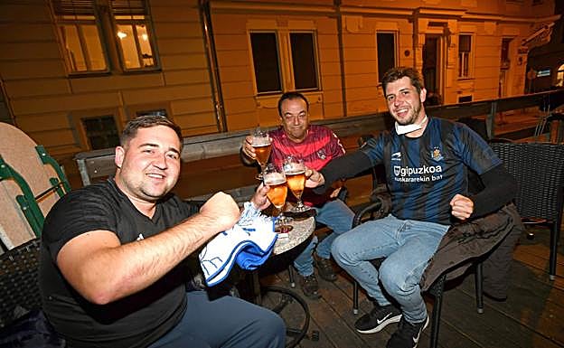 Yokoy Mujika, Koldo Mogollón y Elier Julián, anoche en un bar de Graz